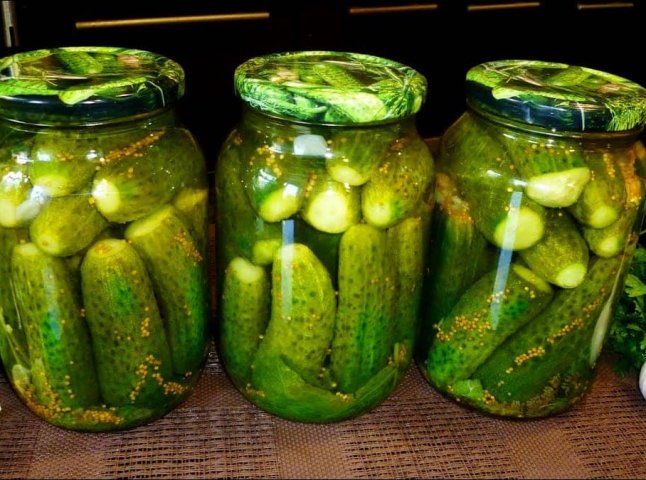 Маринад для огірків, який завжди вдається: скільки класти солі, цукру та оцту на 1 літр Маринад для огірків, який завжди вдається: скільки класти солі, цукру та оцту на 1 літр