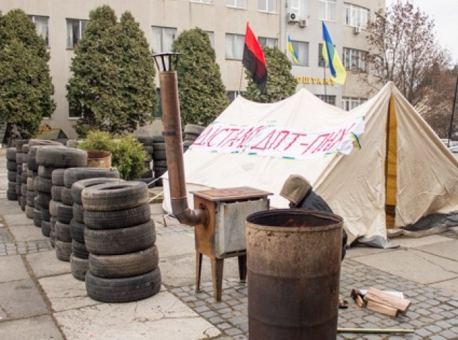 В Ужгороді знову Майдан: встановлено палатку, привезли шини та дрова