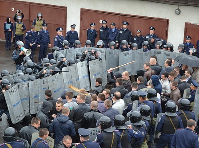 Міліціонери зі зброєю та щитами ліквідували масові заворушення в Ужгороді (ФОТО)