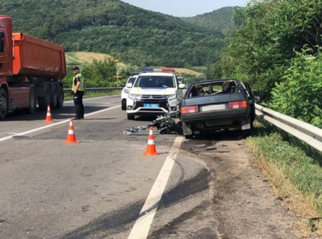 Розтрощене авто, водія забрала "швидка": неподалік Ужгорода велика аварія