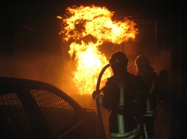 На Хустщині зайнялась пожежа в складських приміщеннях