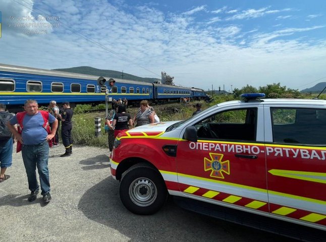 Поїзд зіткнувся з вантажівкою: є постраждалі, пасажирів евакуювали