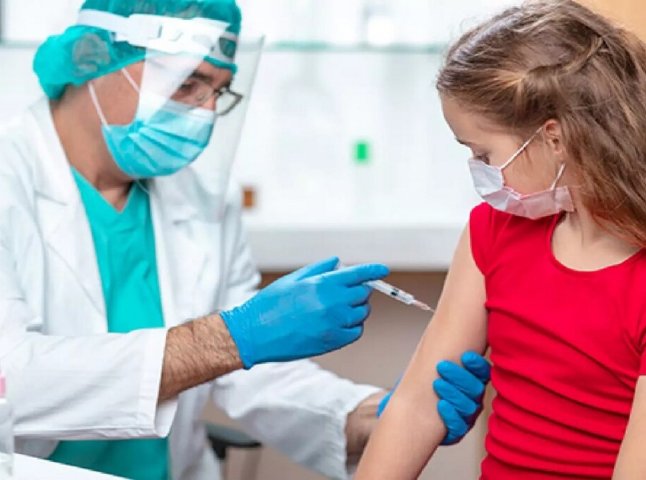 Майже півтори тисячі дітей вакцинували від COVID на Закарпатті
