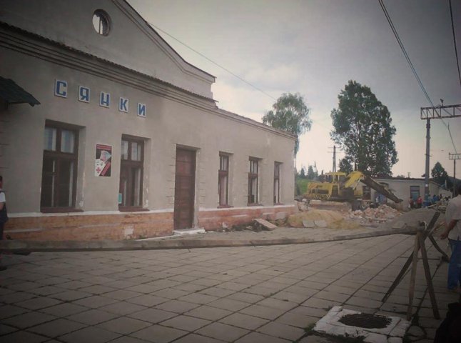 Відправлення електрички "Сянки-Мукачево" перенесли на три години: люди залишились просто неба