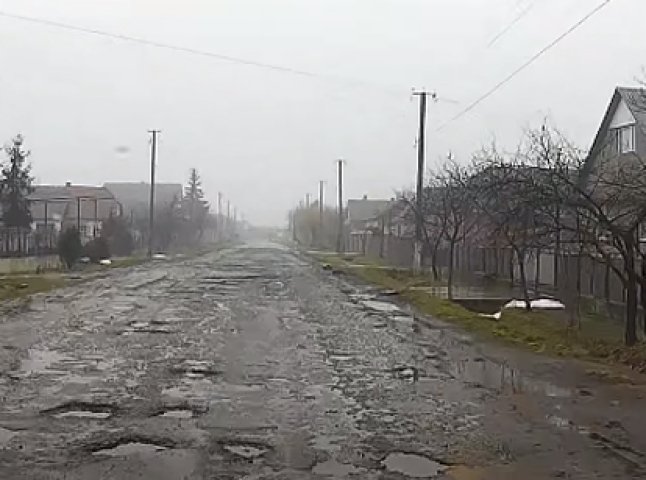 Жителі Виноградівщини скаржаться на стан доріг та оприлюднили шокуюче відео