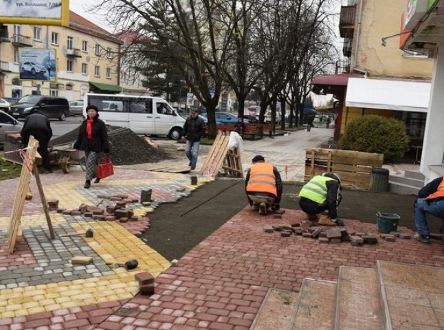 В Ужгороді викладають бруківкою тротуар на проспекті Свободи