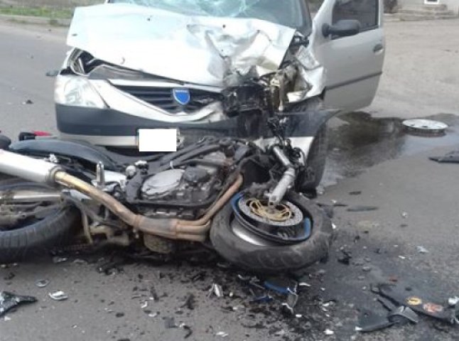 Моторошна ДТП у Мукачеві: під колеса автівки потрапив неповнолітній байкер