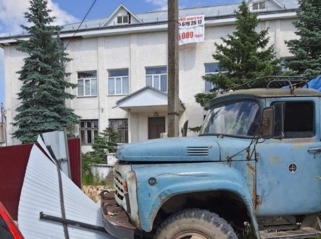 В центрі Мукачева вантажівка протаранила огорожу