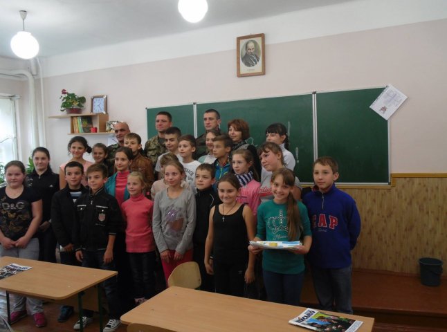 Військові, які перебували у зоні бойових дій, розповіли іршавським школярам про те, що таке війна (ФОТО)