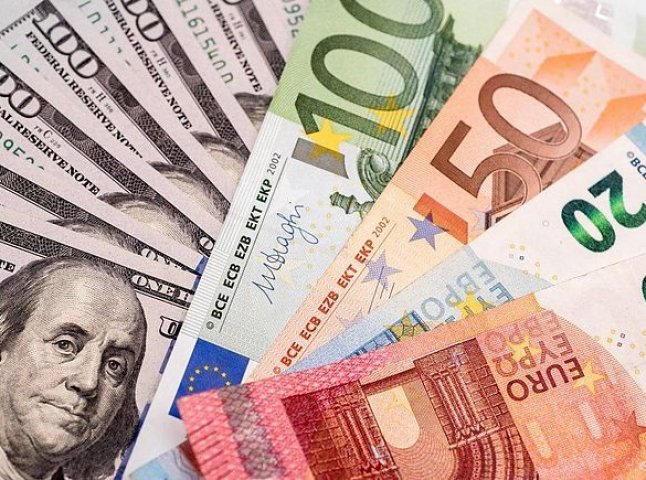 Курс валют: долар і євро знову здешевшали