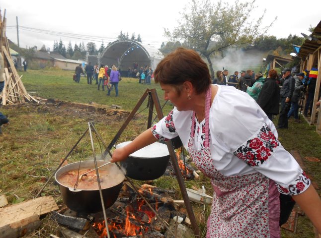 На фестивалі «Смажений баранчик – 2017» у Лазещині готували автентичні страви
