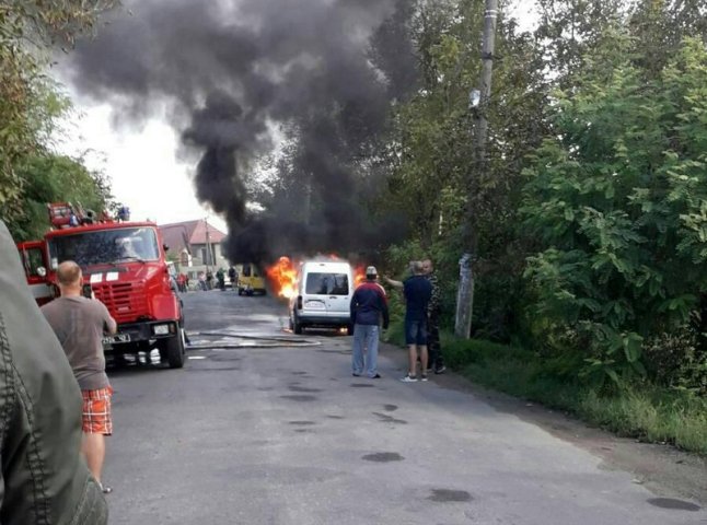 На Виноградівщині під час руху загорілась машина