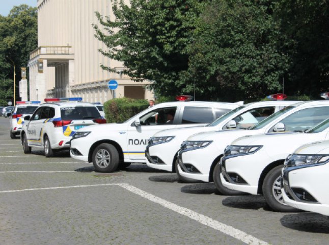 Закарпатські поліцейські отримали 18 нових автомобілів
