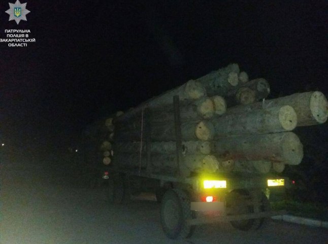 Документи на деревину, яку перевозила вантажівка, викликали сумніви у патрульних
