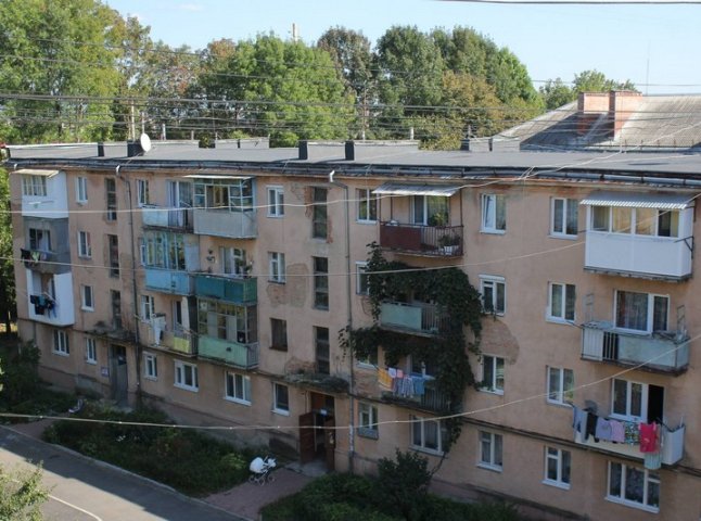 У Мукачеві ремонтують дахи на чотирьох багатоповерхівках