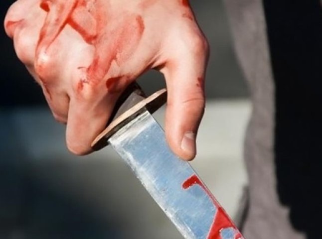 В Ужгороді біля торгового центру зранку напали з ножем на "валютника"