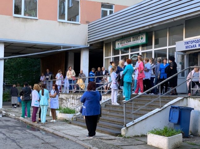 Горить лікарня: персонал та пацієнтів евакуювали