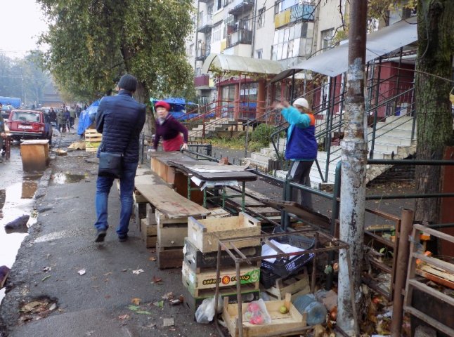В Ужгороді ліквідували стихійний ринок біля "Білочки" 