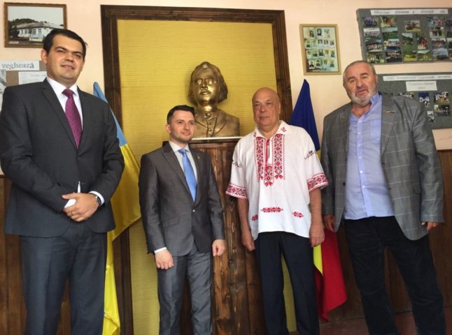 На Рахівщині в румунськомовній школі відкрили бюст видатному поету Міхаю Емінеску