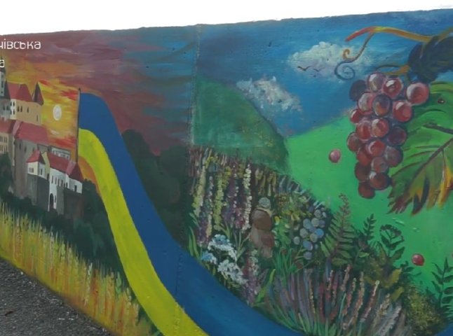У Мукачеві юні художники розмальовували бетонну стіну дамби: як тепер вона виглядає