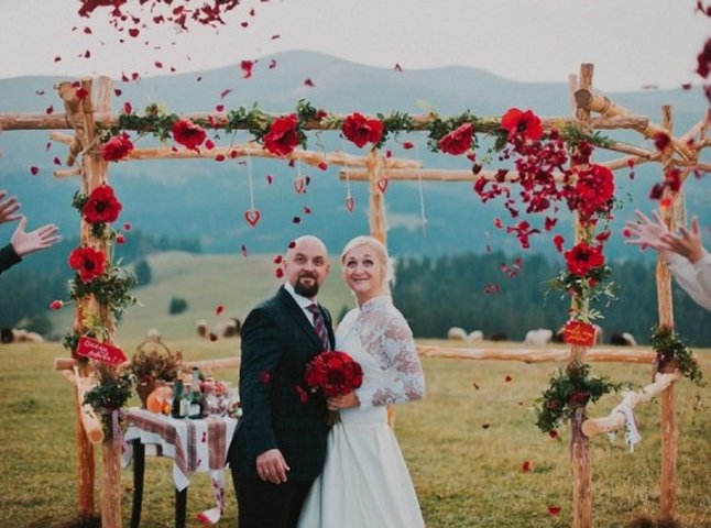 Неймовірне весілля пари з Росії у Карпатах (ФОТО)