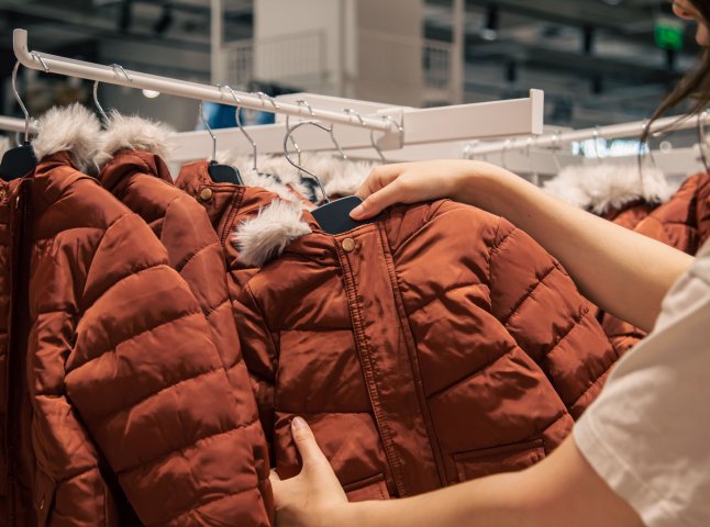 Як прати пуховик у пральній машині, щоб він не втратив форму та тепло