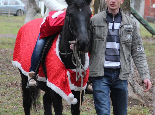 Новорічні подарунки до дитячого лікувального санаторію "Малятко" привезли на справжніх конях (ВІДЕО)