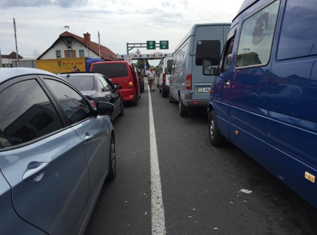 Через блокування руху на КПП "Ужгород" спостерігаються черги на україно-угорському кордоні