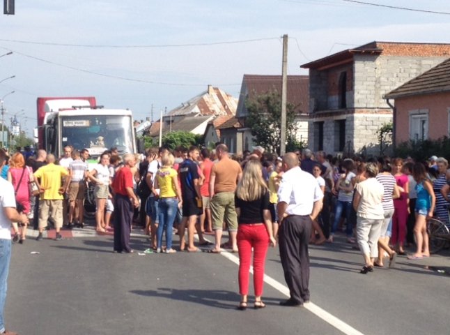 У Ракошині протестувальники написали звернення, але дорогу не розблокували (ФОТОФАКТ)