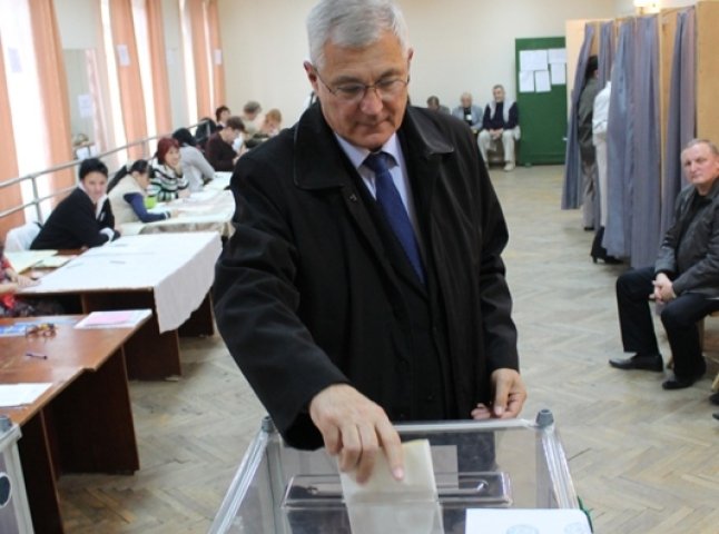 Мер Мукачева віддав свій голос за "лідера" та "партію, яка принесе зміни" (ФОТО)