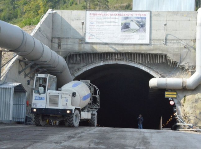 Працівники Львівської залізниці проклали 80% Бескидського тунелю