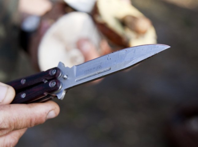 Зловмисник вдарив поліцейського ножем