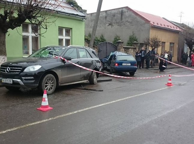 У мережі з’явились фотографії зі смертельної ДТП в Ужгороді