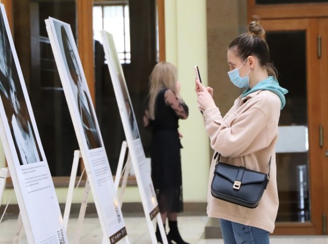 В Ужгороді відкрили фотовиставку, присвячену жінкам, яких домагались у громадських місцях
