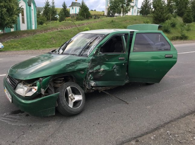 У Мукачеві сталась ДТП: "Toyota Land Cruiser" протаранила "десятку", всередині якої були діти