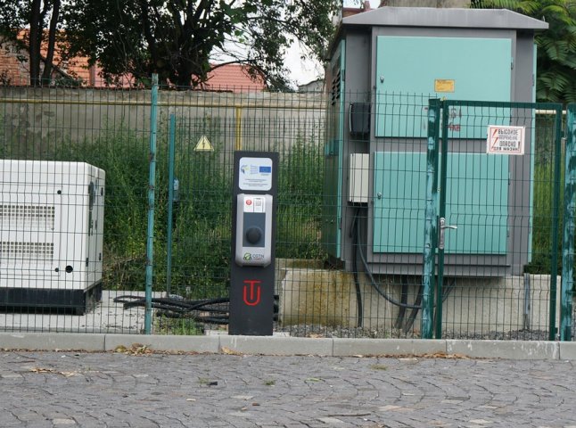 У Мукачеві встановили зарядний пристрій для електроавтомобілів