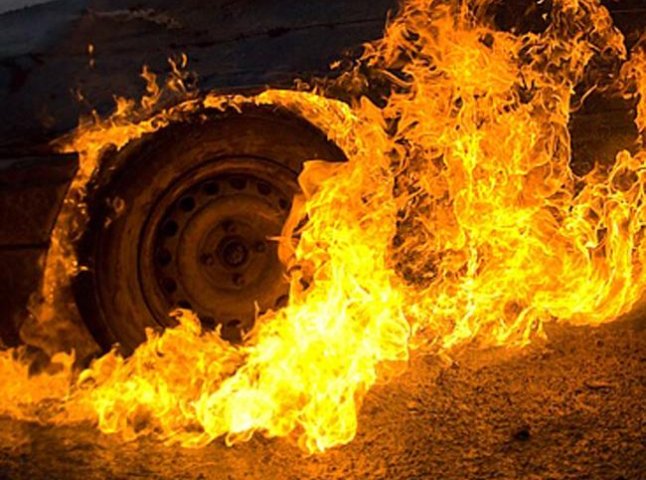 На Міжгірщині в дорозі вогонь знищив автомобіль