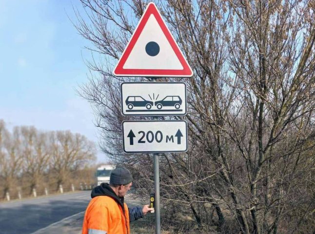 В Україні його вже встановлюють: що означає дорожній знак крапка в трикутнику