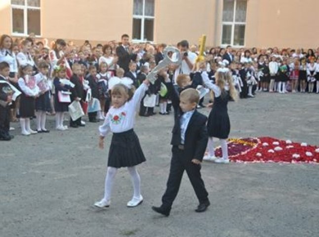 У Мукачеві 1054 школярів вперше сядуть за парти