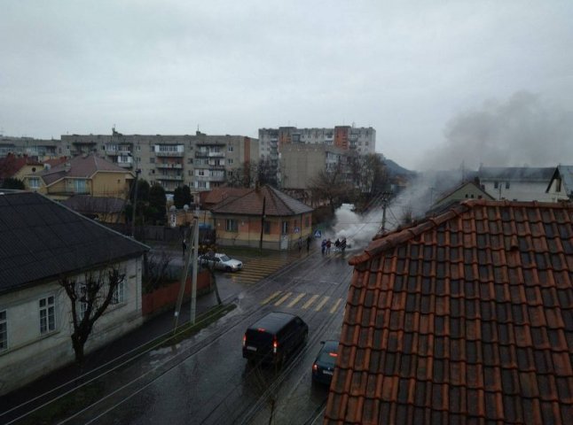 У Мукачеві на вулиці Ілони Зріні загорівся автомобіль
