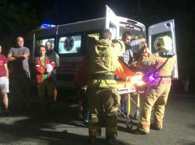 Чоловіка затисло в салоні машини: рятувальники розповіли про нічну аварію