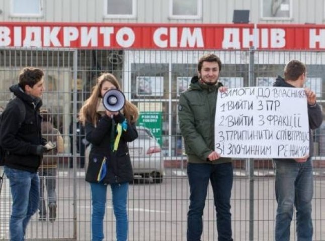 В Ужгороді відбулась громадянська кампанія "Бойкот" під гаслом "Жодної копійки "регіоналам"! Від сьогодні - і назавжди!"