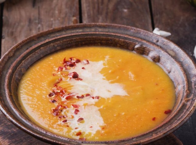Гарбузовий крем-суп із сочевицею