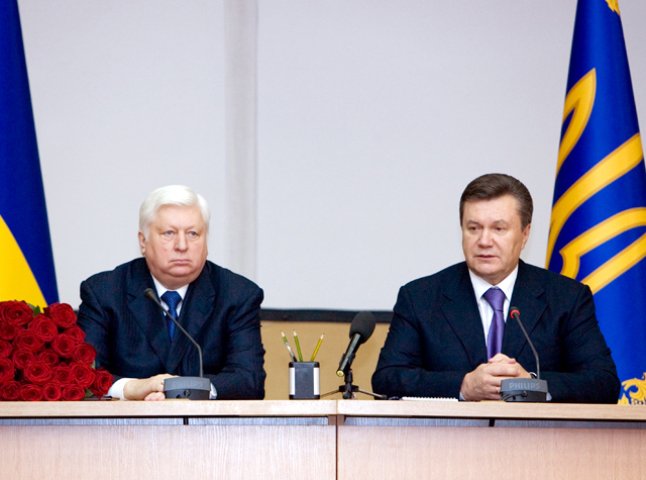 Конгрес може заборонити в’їзд Януковичу і Пшонці в США