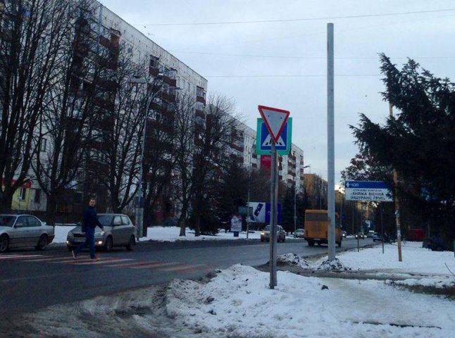На "смертельному" пішоходному переході в Ужгороді встановлюють потужне освітлення