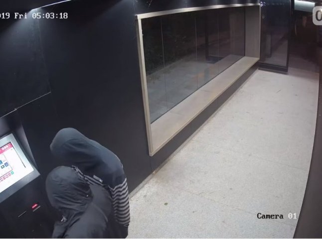 Камери записали відео, як двоє чоловіків намагались пограбувати термінал