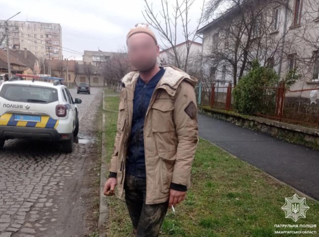Чоловік почав помітно нервувати: що сталося на одній з вулиць Мукачева