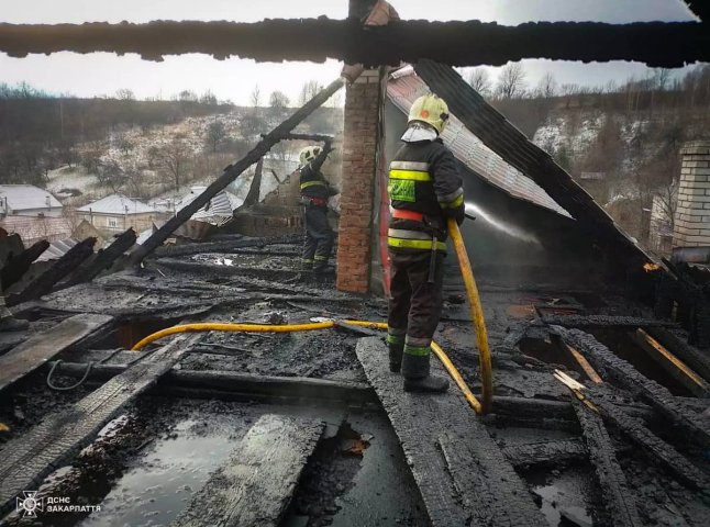 Перед цим люди чули дивний звук: у неділю на Закарпатті трапилась значна пожежа