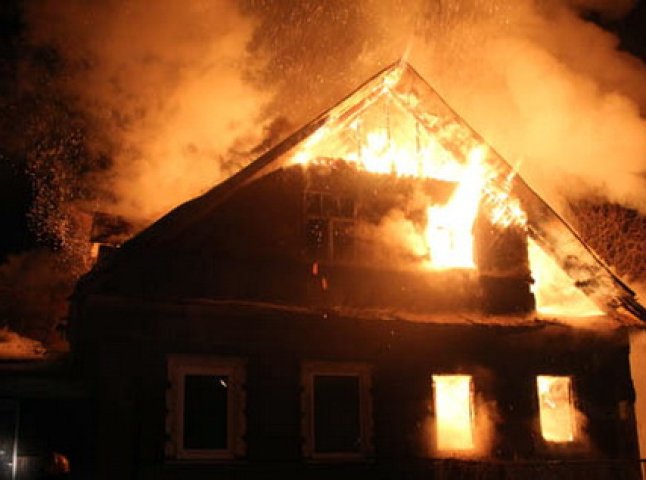 Внаслідок пожежі у власному будинку 58-річний мешканець Виноградівщини отримав опіки