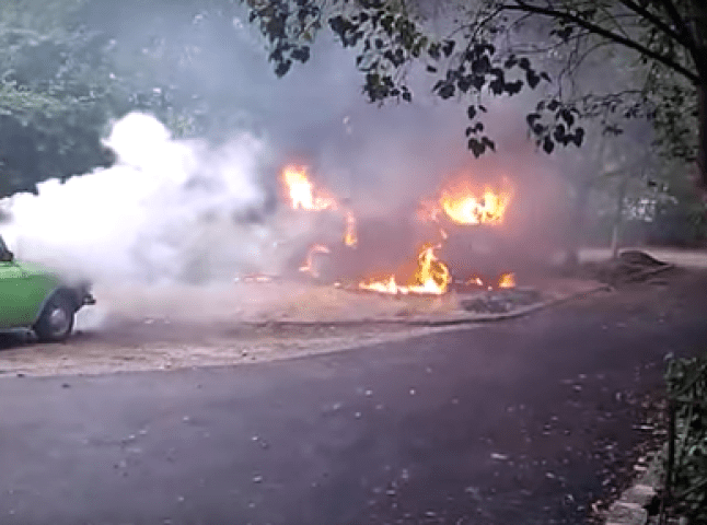 У мережі з’явилось відео палаючих автомобілів в Ужгороді